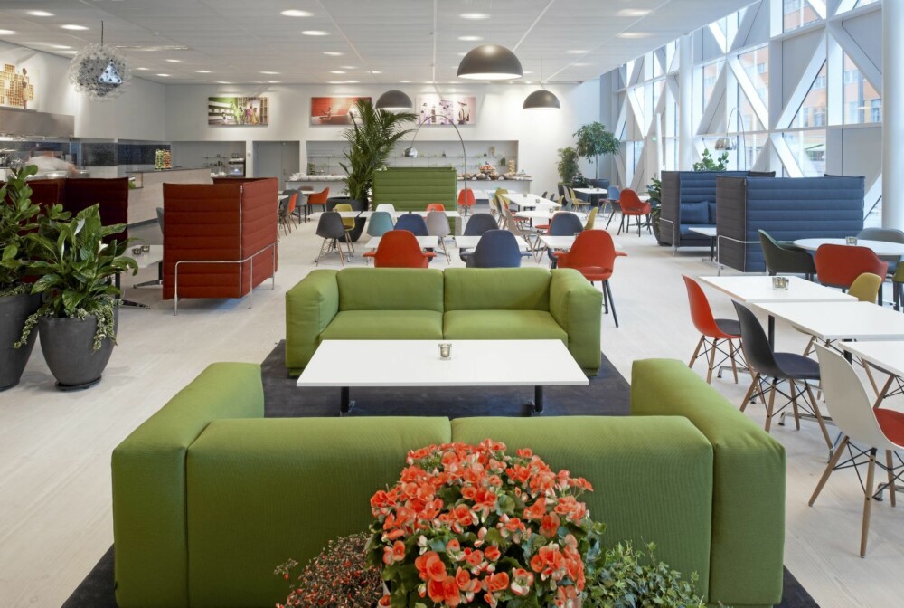 LEKENT: De fargeglade stoffmøblene i lobbyen gir et barnlig, men humørfylt SFO-aktig uttrykk. Møblert med blant annet Eames Plastic Chair. LEKENT: De fargeglade stoffmøblene i lobbyen gir et barnlig, men humørfylt SFO-aktig uttrykk. Møblert med blant annet Eames Plastic Chair.