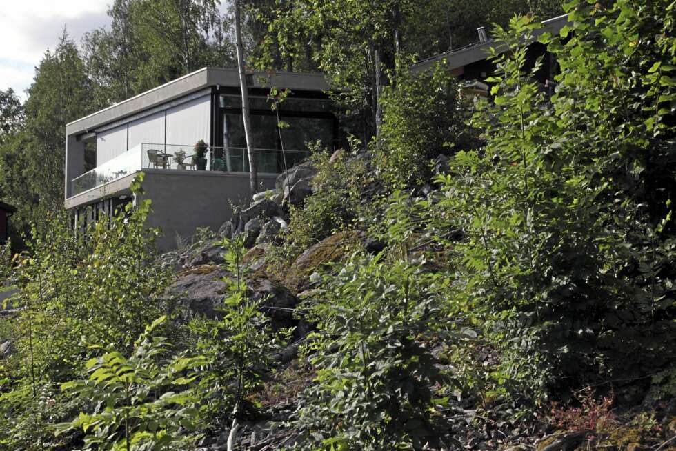 LETT SYNLIGE KVALITETER: Murvillaen titter opp over vegetasjonen og stuen har topp utsikt - uten dominere i området. LETT SYNLIGE KVALITETER: Murvillaen titter opp over vegetasjonen og stuen har topp utsikt - uten dominere i området.
