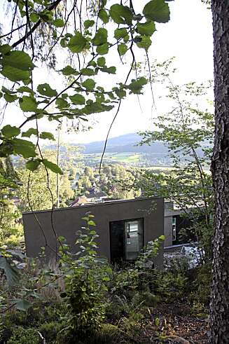 GLØTT I KRATTET: Ovenfra ser vi hvordan huset nesten forsvinner i vegetasjonen. GLØTT I KRATTET: Ovenfra ser vi hvordan huset nesten forsvinner i vegetasjonen.