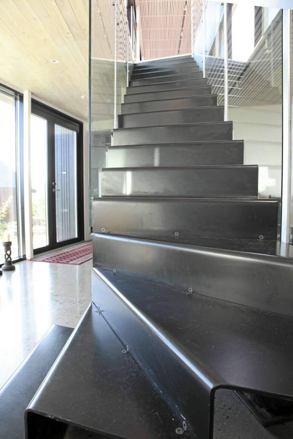 TOPP DESIGN: Trappen til annen etasje er laget av bukkete stålplater,
og er laget og plassert slik at den tar minst mulig plass. TOPP DESIGN: Trappen til annen etasje er laget av bukkete stålplater,
og er laget og plassert slik at den tar minst mulig plass.