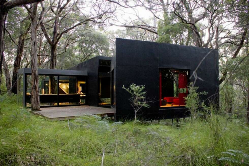 BEKSVART: Arkitekten hadde som mål at den kompakte hytta skulle smelte sammen med den tette skogen rundt. BEKSVART: Arkitekten hadde som mål at den kompakte hytta skulle smelte sammen med den tette skogen rundt.