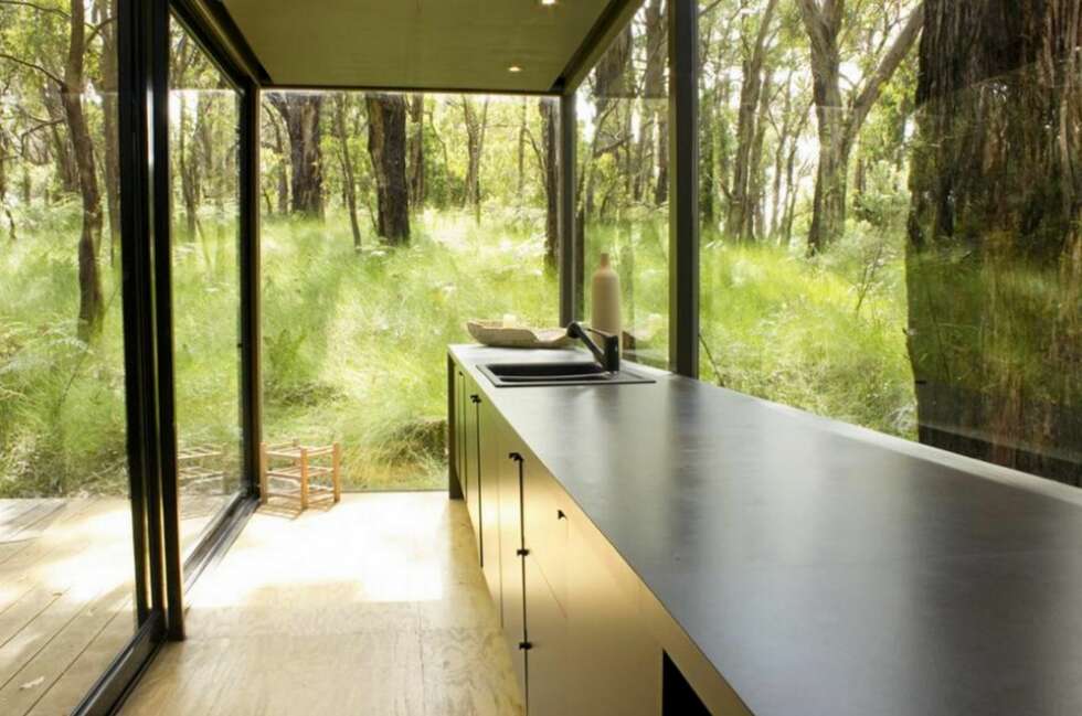 KONTAKT MED NATUREN: På kjøkkenet, som er plasser i en glasskube, er det lite som skiller inne fra ute. KONTAKT MED NATUREN: På kjøkkenet, som er plasser i en glasskube, er det lite som skiller inne fra ute.