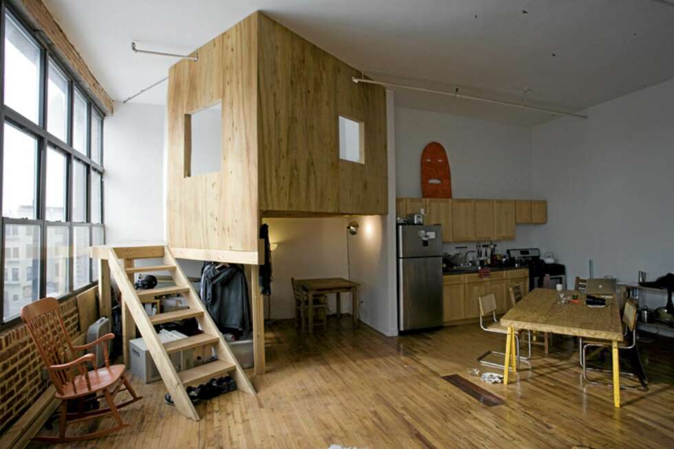 TREEHOUSE: Den andre hytta i leiligheten har både kontor og oppbevaringsrom under. Det er her designeren bor. TREEHOUSE: Den andre hytta i leiligheten har både kontor og oppbevaringsrom under. Det er her designeren bor.