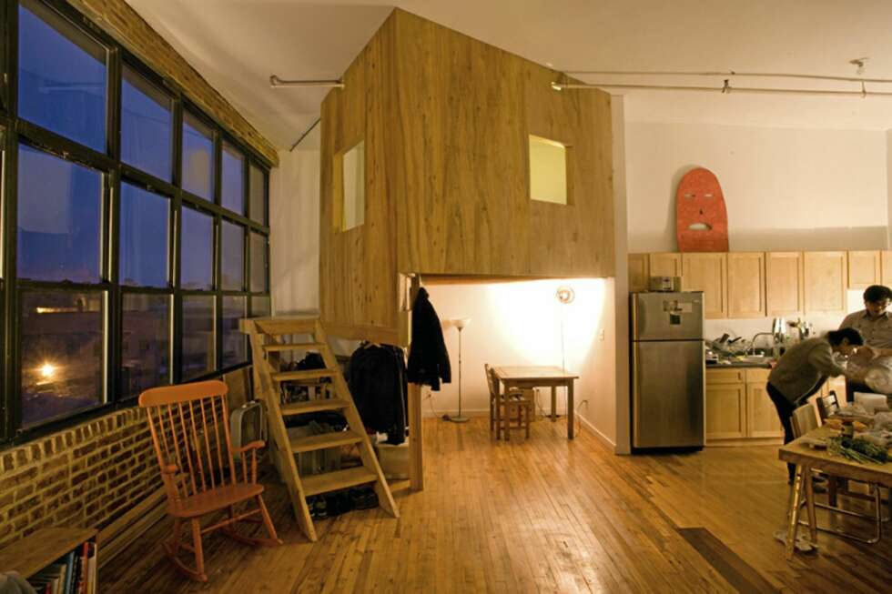 STEMNING: Designeren har kontoret sitt under det ene lille huset, mens kjøkkenet ligger i det åpne landskapet. STEMNING: Designeren har kontoret sitt under det ene lille huset, mens kjøkkenet ligger i det åpne landskapet.