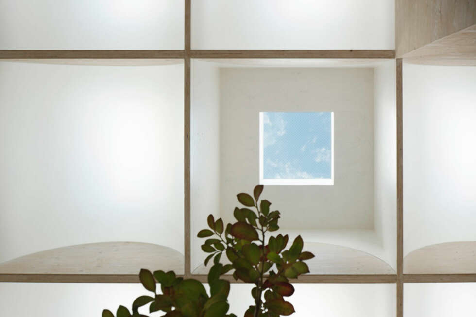 SKYLIGHT: Når man titter rett opp kan man skimte himmelen fra alle husets rom. SKYLIGHT: Når man titter rett opp kan man skimte himmelen fra alle husets rom.
