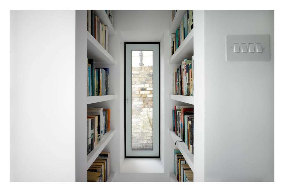 BIBLIOTEK: Tilbygget rommer et lite bibliotek og et leserom. BIBLIOTEK: Tilbygget rommer et lite bibliotek og et leserom.