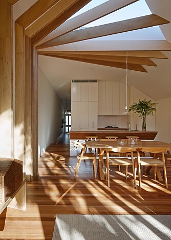 LYSINNSLIPP: Det naturlige lyset slipper inn både fra taket og fra hagen. (FOTO: Peter Bennetts) LYSINNSLIPP: Det naturlige lyset slipper inn både fra taket og fra hagen. (FOTO: Peter Bennetts)