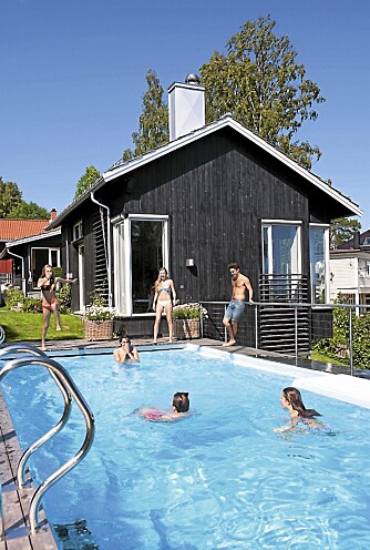 STØTTETILTAK. Det er stort fall i terrenget, og bassenget ble bygget for å støtte opp det øvre nivået. Ungdommene synes bassenglivet er forfriskende.. STØTTETILTAK. Det er stort fall i terrenget, og bassenget ble bygget for å støtte opp det øvre nivået. Ungdommene synes bassenglivet er forfriskende..