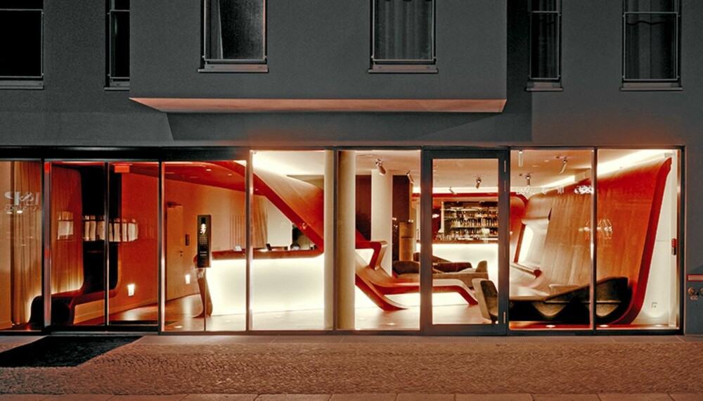 OVERNATTING: Hotell Q i Berlin har 77 rom (72 rom, 4 studioer, én penthouse). Hotellet føyer seg inn i rekken av trendy overnattingssteder i Berlin. Pris for dobbeltrom er 105 euro uten frokost. (135 euro med frokost). OVERNATTING: Hotell Q i Berlin har 77 rom (72 rom, 4 studioer, én penthouse). Hotellet føyer seg inn i rekken av trendy overnattingssteder i Berlin. Pris for dobbeltrom er 105 euro uten frokost. (135 euro med frokost).