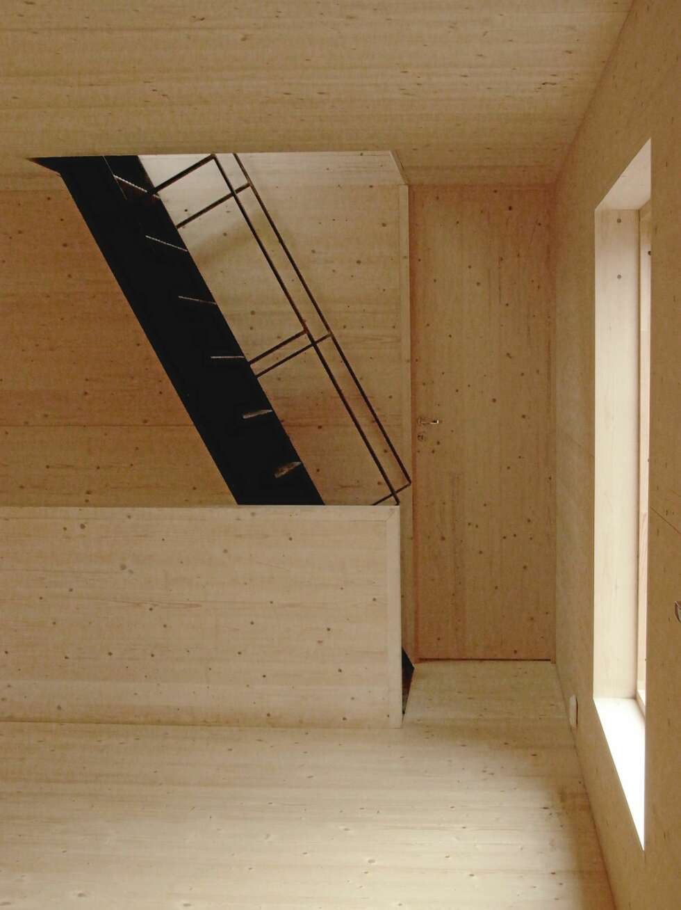 STOR TRIVSEL MED TRE: Ved å bruke heltrekonstruksjoner fikk huset en ferdig, indre overflate. Treet gjør etasjen lun, beskyttet og privat. STOR TRIVSEL MED TRE: Ved å bruke heltrekonstruksjoner fikk huset en ferdig, indre overflate. Treet gjør etasjen lun, beskyttet og privat.