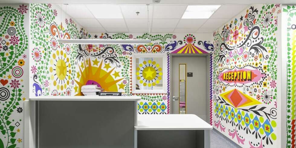 SIRKUS: Kunstner Morag Myerscough forklarer at hun lot seg inspirere av alt fra sirkus til Art Deco når det kom til å finne mønster og farger til veggene på traume- og gastroavdelingen ved barnesykehuset i London. FOTO: Gareth Gardner SIRKUS: Kunstner Morag Myerscough forklarer at hun lot seg inspirere av alt fra sirkus til Art Deco når det kom til å finne mønster og farger til veggene på traume- og gastroavdelingen ved barnesykehuset i London. FOTO: Gareth Gardner