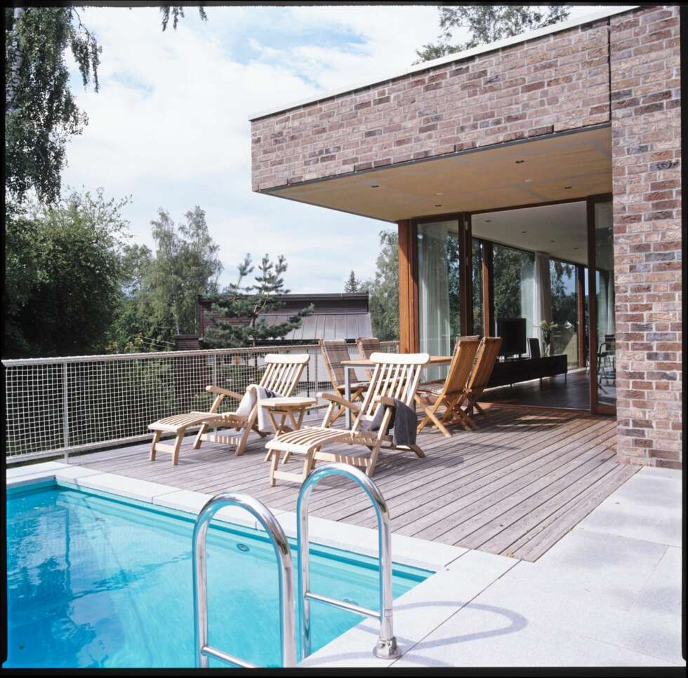 MILJØSKAPENDE ARKITEKTUR: Så innbydende kan en terrasse med en klar plan bak bli. Legg merke til den gode kontakten terrassen har med stuen. MILJØSKAPENDE ARKITEKTUR: Så innbydende kan en terrasse med en klar plan bak bli. Legg merke til den gode kontakten terrassen har med stuen.