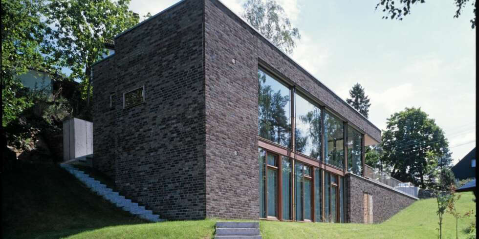 EN SKREDDERSYDD, TØFF VILLA: Villa Riise er tegnet av arkitekt Nicolai Riise i MAD arkitekter. Legg merke til den skånsomme måten det ekstremt renlinjete teglsteinhuset er plassert på i den bratte åsen. EN SKREDDERSYDD, TØFF VILLA: Villa Riise er tegnet av arkitekt Nicolai Riise i MAD arkitekter. Legg merke til den skånsomme måten det ekstremt renlinjete teglsteinhuset er plassert på i den bratte åsen.