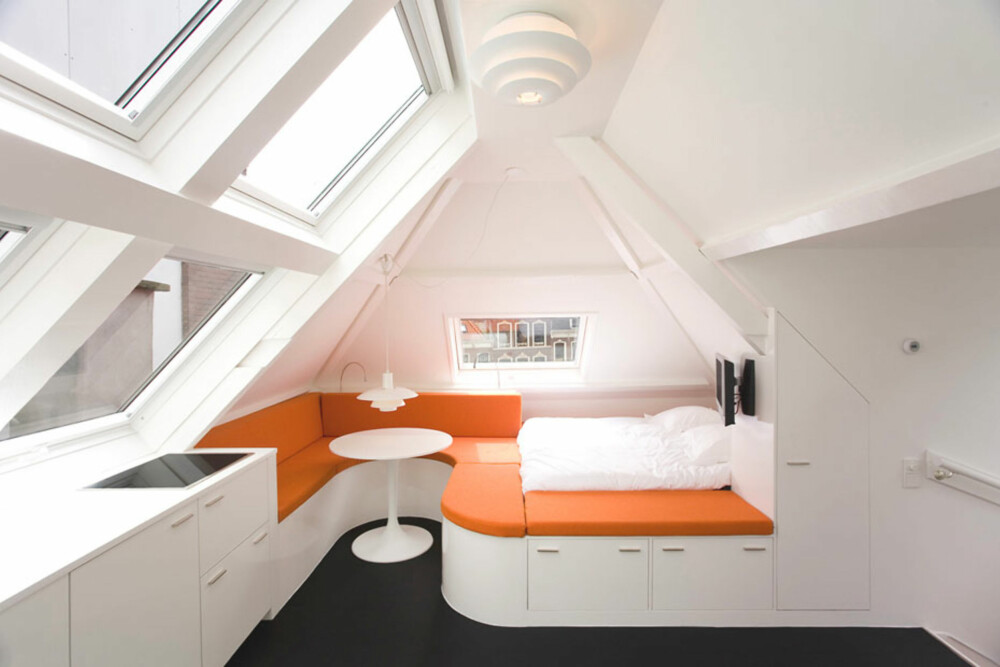 FARGEKLATT: De oransje putene i sofaen er det eneste fargerike innslaget i leiligheten. FARGEKLATT: De oransje putene i sofaen er det eneste fargerike innslaget i leiligheten.