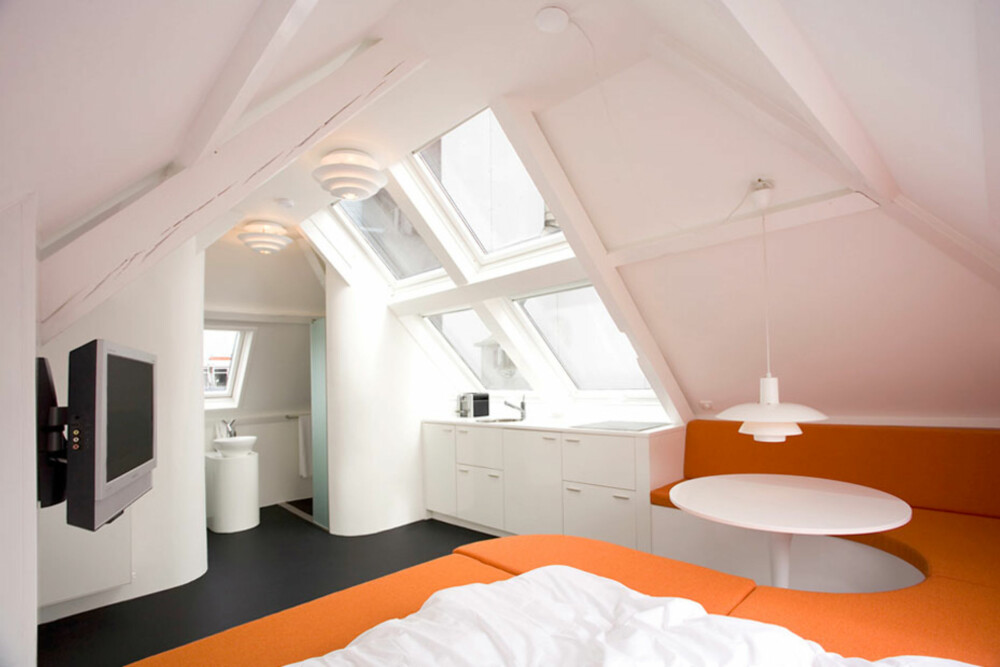 LA DET BLI LYS: Store takvinduer gjør at denne kompakte loftsleiligheten ikke føles verken mørk eller trang. LA DET BLI LYS: Store takvinduer gjør at denne kompakte loftsleiligheten ikke føles verken mørk eller trang.
