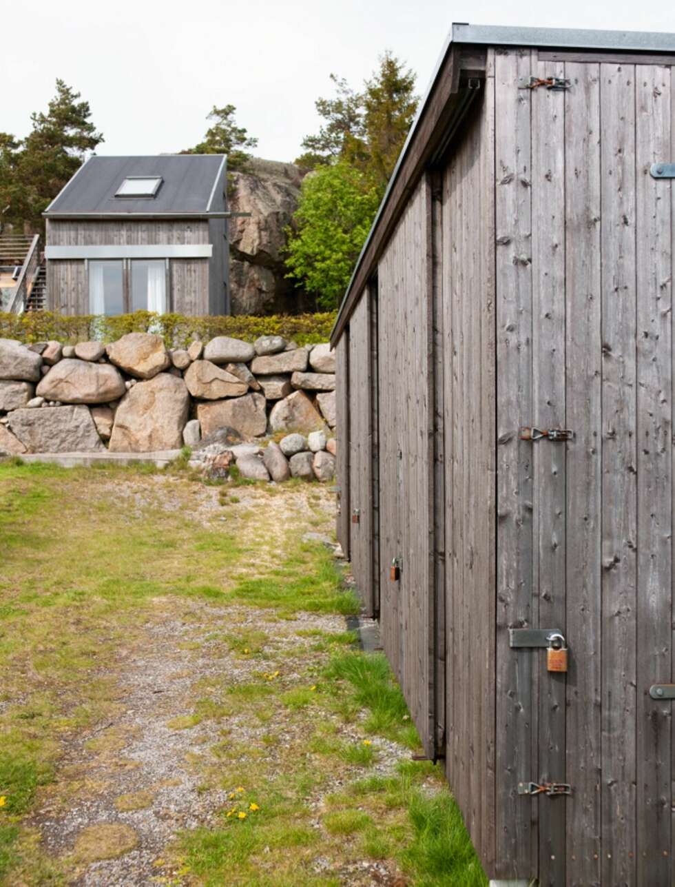 Eget design: Den langsmale boden ved veien er også tegnet av Tim Resen. Den er 10 x 1 m og de store dørene fra gulv til tak gjør det lett å laste inn både sykler og gummibåter. Eget design: Den langsmale boden ved veien er også tegnet av Tim Resen. Den er 10 x 1 m og de store dørene fra gulv til tak gjør det lett å laste inn både sykler og gummibåter.