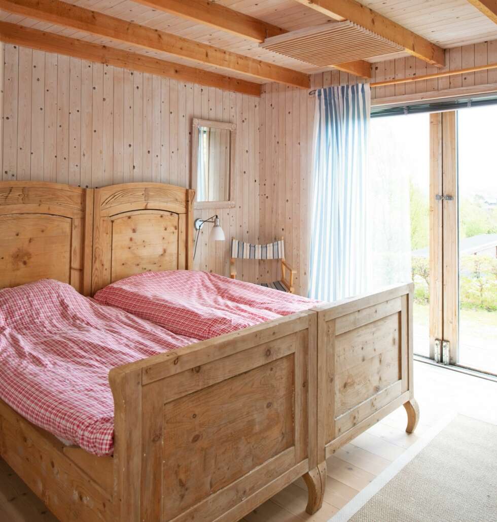Rom med utsikt: Foreldresoverommet ligger i første etasje i det minste av de to husene. Det har både flott havutsikt og utgang til terrassen på bakkeplan. Rom med utsikt: Foreldresoverommet ligger i første etasje i det minste av de to husene. Det har både flott havutsikt og utgang til terrassen på bakkeplan.