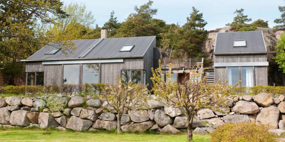 Den sølvgrå hytta til arkitekt Tim Resen ligger ved Strømstad, to mil fra grensen til Norge. Bruttoareal: 140 kvm. Tomt: 1,4 mål. Fire soverom, kjøkken, entre, stue, bad, do og bod. Den sølvgrå hytta til arkitekt Tim Resen ligger ved Strømstad, to mil fra grensen til Norge. Bruttoareal: 140 kvm. Tomt: 1,4 mål. Fire soverom, kjøkken, entre, stue, bad, do og bod.
