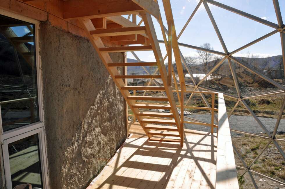 OPP TIL TOPPEN: Denne trappen fører til terrassen på toppen av huset. (FOTO: Benjamin Hjertefølger) OPP TIL TOPPEN: Denne trappen fører til terrassen på toppen av huset. (FOTO: Benjamin Hjertefølger)