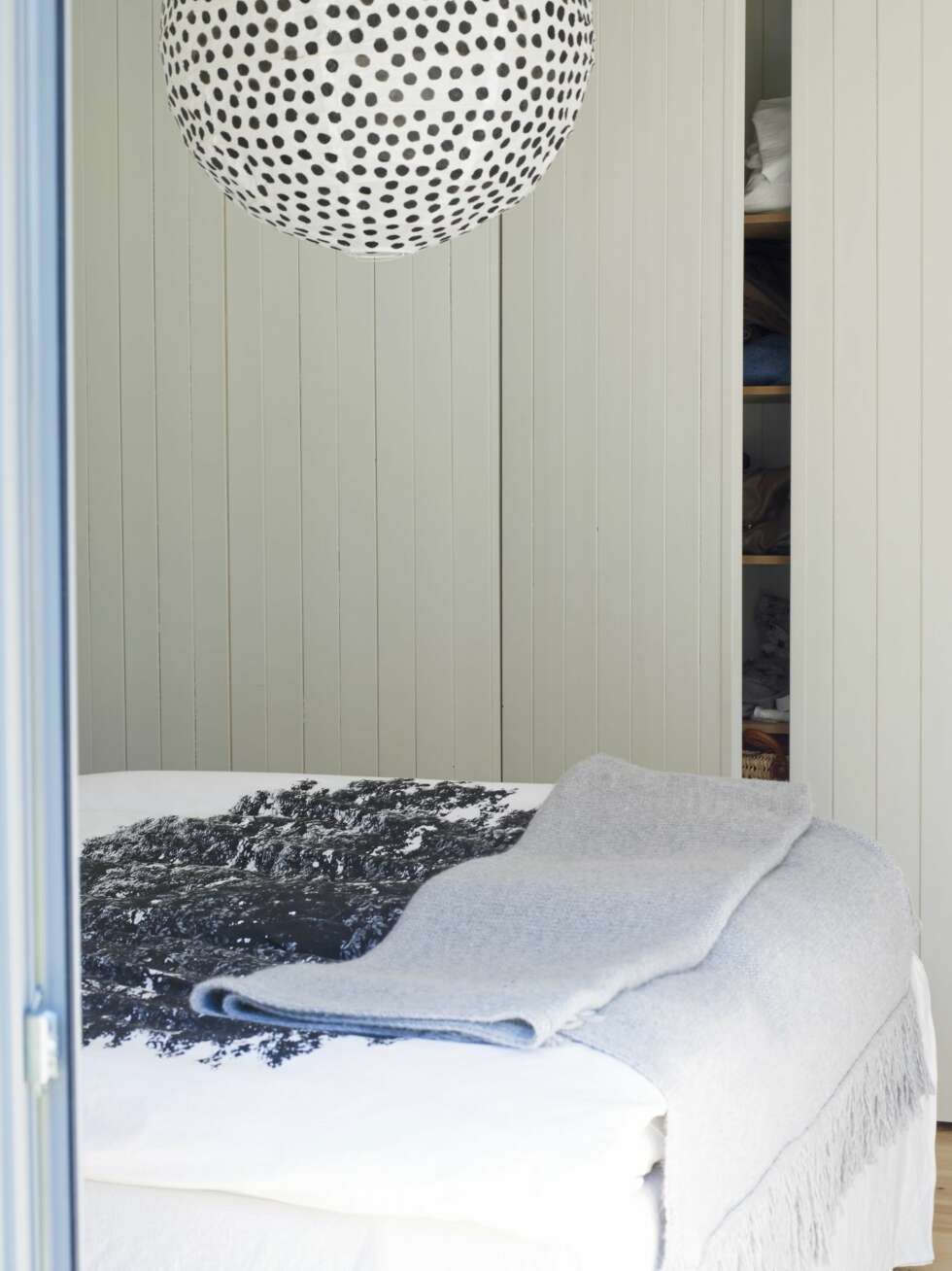 FORELDRESOVEROM: Lampen over sengen har Kari Janne laget selv. Det vil si, hun kjøpte en lampe fra Ikea og malte på prikker med hobbymaling fra Panduro Hobby. Sengetøyet og pleddet er fra By Nord. Skapene er innebygget i veggen og synes ikke når dørene er igjen. FORELDRESOVEROM: Lampen over sengen har Kari Janne laget selv. Det vil si, hun kjøpte en lampe fra Ikea og malte på prikker med hobbymaling fra Panduro Hobby. Sengetøyet og pleddet er fra By Nord. Skapene er innebygget i veggen og synes ikke når dørene er igjen.