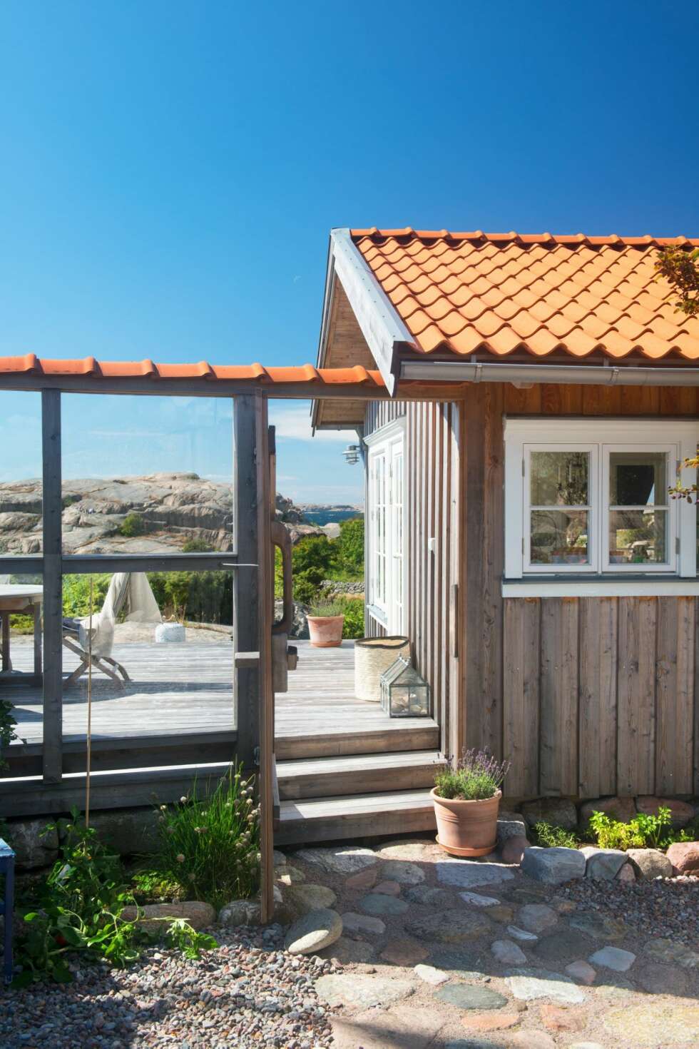 GODVÆRSPLASSEN: Plattingen på utsiden av atriet har best utsikt, men er også mest utsatt for vind. GODVÆRSPLASSEN: Plattingen på utsiden av atriet har best utsikt, men er også mest utsatt for vind.