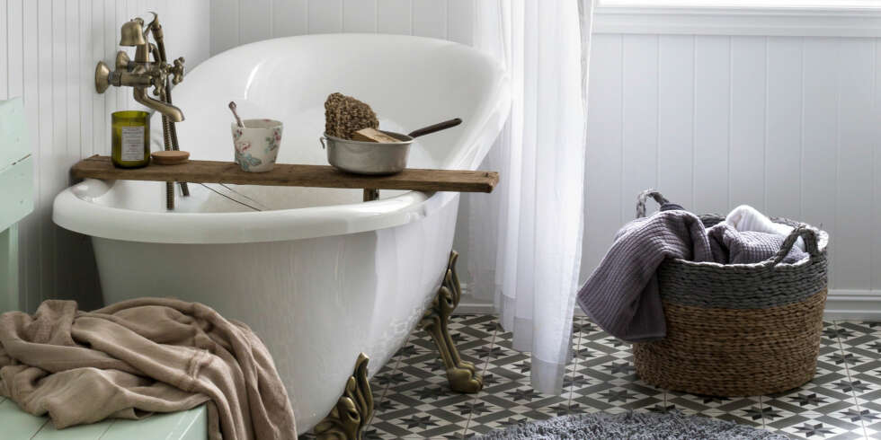 LANDLIG BAD: Bruk av fliser med historiske mønster og panelvegger bidrar til at skape et landlig og nostalgisk uttrykk på badet. (FOTO: Lise Mari Stang-Jacobsen/Lykkelise) LANDLIG BAD: Bruk av fliser med historiske mønster og panelvegger bidrar til at skape et landlig og nostalgisk uttrykk på badet. (FOTO: Lise Mari Stang-Jacobsen/Lykkelise)