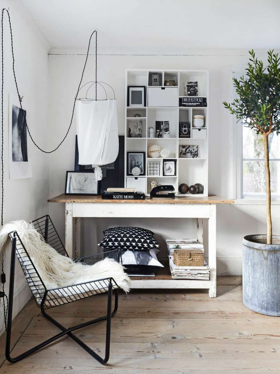 FOTOGRAFENS KONTOR: Carina Olander jobber som interiørfotograf, noe som innebærer mye tid på hjemmekontoret for å redigere bilder. Derfor innredet hun sitt hjemmekontor i en del av stua. I et hjørne står et avlastningsbord i tre fra Vintage by Nina, og på bordet står en hylle fra Bloomingville fylt med vakre ting. Lampen har beboer Carina Olander laget selv, og stolen er et containerfunn, som hun har malt. FOTOGRAFENS KONTOR: Carina Olander jobber som interiørfotograf, noe som innebærer mye tid på hjemmekontoret for å redigere bilder. Derfor innredet hun sitt hjemmekontor i en del av stua. I et hjørne står et avlastningsbord i tre fra Vintage by Nina, og på bordet står en hylle fra Bloomingville fylt med vakre ting. Lampen har beboer Carina Olander laget selv, og stolen er et containerfunn, som hun har malt.