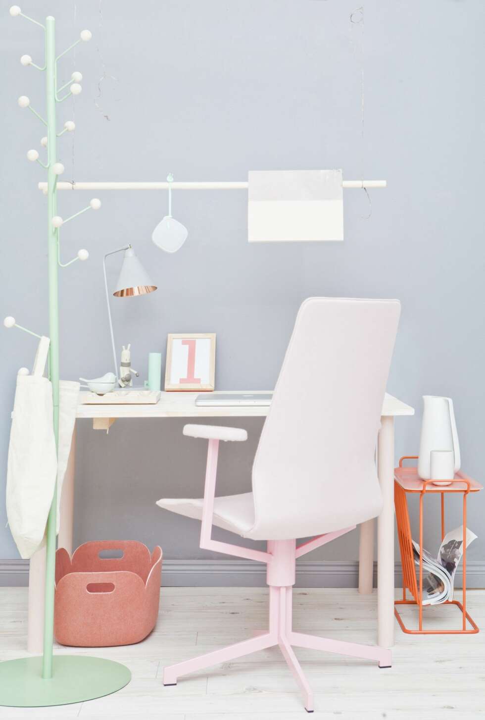 PASTELLSTIL: Venstre side: Kontorstol, kr 5500, Johanson Design. Stumtjener, kr 2450, Maze. Rundstav, kr 19 pr. m., Byggmax. Hengende radio, kr 499, R.O.O.M. Laminatgulv Furu 1-stav, kr 149 pr. m², Byggmax. Bordplate av plank fra byggvarehus med Adis bordben, kr 25 pr. stk., Ikea. De er malt i fargen Old Rose fra Alcro Pashmina matt. Filtkurv under bordet, kr 695, Muuto. Veggen er malt i fargen Lunar Grey fra Alcro Pashmina matt. Alcros maling selges ikke i Norge, men ta med deg fargens navn, og bildet, til en fargehandler, så vil de hjelpe deg med å finne en erstatning. PASTELLSTIL: Venstre side: Kontorstol, kr 5500, Johanson Design. Stumtjener, kr 2450, Maze. Rundstav, kr 19 pr. m., Byggmax. Hengende radio, kr 499, R.O.O.M. Laminatgulv Furu 1-stav, kr 149 pr. m², Byggmax. Bordplate av plank fra byggvarehus med Adis bordben, kr 25 pr. stk., Ikea. De er malt i fargen Old Rose fra Alcro Pashmina matt. Filtkurv under bordet, kr 695, Muuto. Veggen er malt i fargen Lunar Grey fra Alcro Pashmina matt. Alcros maling selges ikke i Norge, men ta med deg fargens navn, og bildet, til en fargehandler, så vil de hjelpe deg med å finne en erstatning.