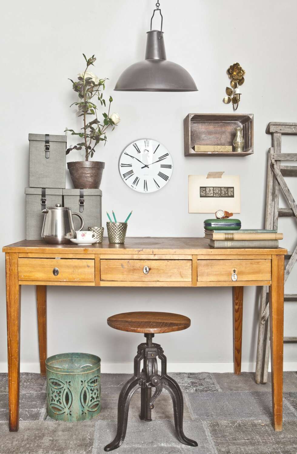 VINTAGESTIL: Høyre side: Skrivebordet er et bruktfunn, sjekk finn.no eller solstrandinterior.no. Krakk, kr 1550, myhomemyway.se, og sinkbøtte kr 359, blomsterlandet.se. Gulvteppe, kr 8295, Craft Collective. Taklampe, kr 549, Granit. Bokser i tekstil, kr 299pr. stk., Granit. Potterosen er stylistens, lignende potte finnes hos Granit. Veggen er malt i fargen Silverpil fra Alcro Pashmina matt. VINTAGESTIL: Høyre side: Skrivebordet er et bruktfunn, sjekk finn.no eller solstrandinterior.no. Krakk, kr 1550, myhomemyway.se, og sinkbøtte kr 359, blomsterlandet.se. Gulvteppe, kr 8295, Craft Collective. Taklampe, kr 549, Granit. Bokser i tekstil, kr 299pr. stk., Granit. Potterosen er stylistens, lignende potte finnes hos Granit. Veggen er malt i fargen Silverpil fra Alcro Pashmina matt.