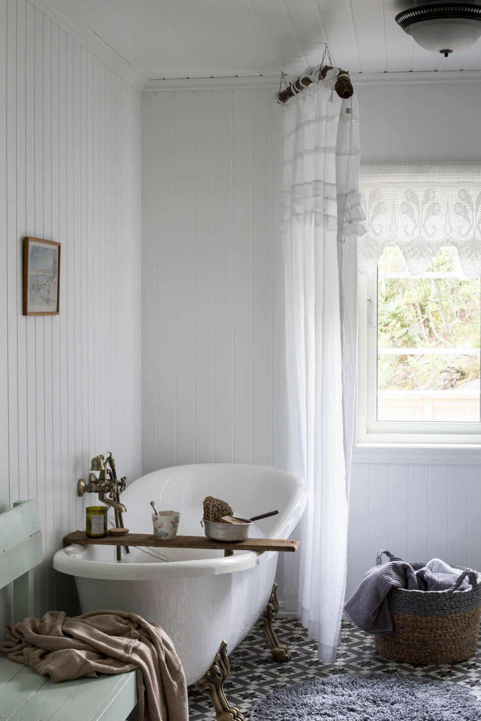 NOSTALGI: Panelvegg og fliser i historisk mønster er med på å skape en nostalgisk stil. (FOTO: Lise Mari Stang-Jacobsen/Lykkelise) NOSTALGI: Panelvegg og fliser i historisk mønster er med på å skape en nostalgisk stil. (FOTO: Lise Mari Stang-Jacobsen/Lykkelise)