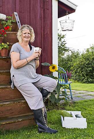 UTESTUE: Birgit har skapt seg en koselig liten perle i hagen, som både er vakker å se på og beroligende å sette seg ned i. UTESTUE: Birgit har skapt seg en koselig liten perle i hagen, som både er vakker å se på og beroligende å sette seg ned i.
