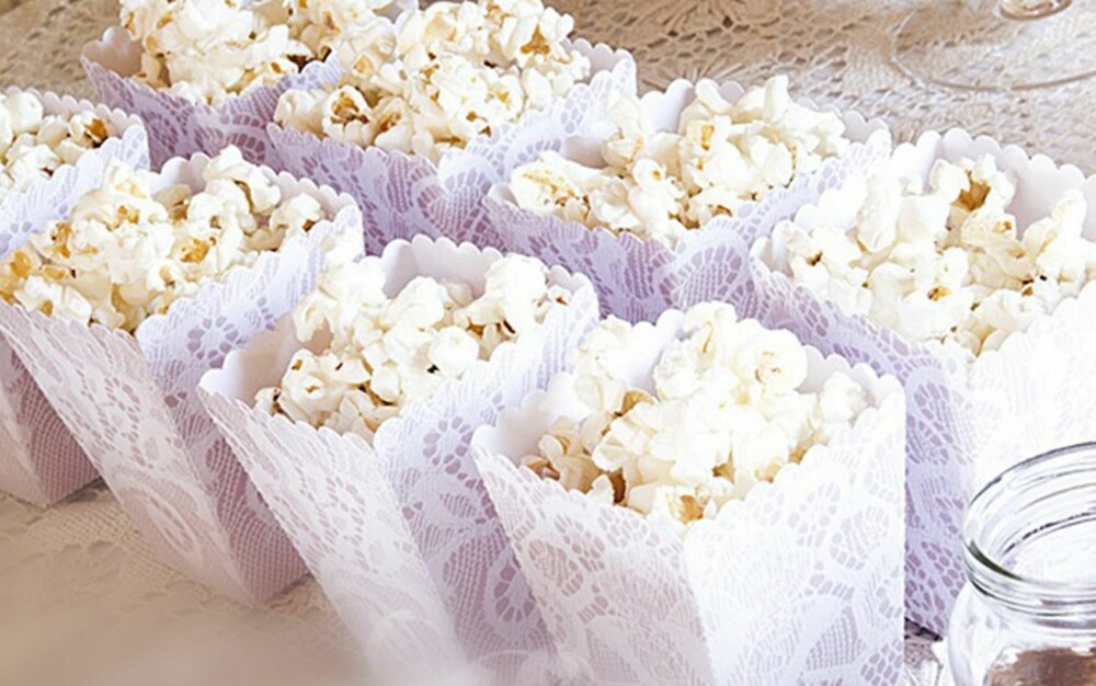FESTBLOGGERENS TIPS: Tone Røyneland anbefaler å lage et bord med snacks og søtsaker i små porsjoner så gjestene kan smake på alt. FESTBLOGGERENS TIPS: Tone Røyneland anbefaler å lage et bord med snacks og søtsaker i små porsjoner så gjestene kan smake på alt.