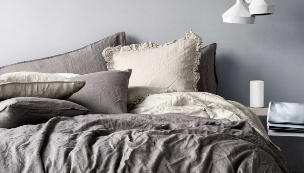 LIN: Sengesett i lin, dobbeltdyne, 240 x 220 cm, kr 799, fås også til enkeltdyne. Store puter med lintrekk som er geniale når du skal lese i sengen, 50 x 90 cm, kr 149 pr. stk., innerpute kjøpes som tillegg, H & M Home. LIN: Sengesett i lin, dobbeltdyne, 240 x 220 cm, kr 799, fås også til enkeltdyne. Store puter med lintrekk som er geniale når du skal lese i sengen, 50 x 90 cm, kr 149 pr. stk., innerpute kjøpes som tillegg, H & M Home.
