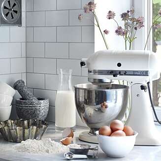 HOVEDPREMIE: Hovedvinneren får en KitchenAid Artisan i valgfri farge til kr 6000, i tillegg til glass fra Wik & Walsøe. HOVEDPREMIE: Hovedvinneren får en KitchenAid Artisan i valgfri farge til kr 6000, i tillegg til glass fra Wik & Walsøe.
