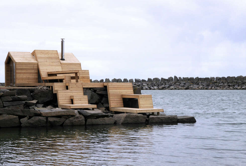 MONUMENT: Nærmest som et kunstverk troner badstuen ytterst på svaberget. MONUMENT: Nærmest som et kunstverk troner badstuen ytterst på svaberget.