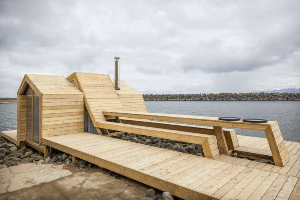 FLERE FUNKSJONER: Dette er ikke bare en badstue, men også like mye et oppholdssted utendørs. Det midtre båndet er bygget i flere nivåer, slik at det er skapt sittebenker og bord. FLERE FUNKSJONER: Dette er ikke bare en badstue, men også like mye et oppholdssted utendørs. Det midtre båndet er bygget i flere nivåer, slik at det er skapt sittebenker og bord.