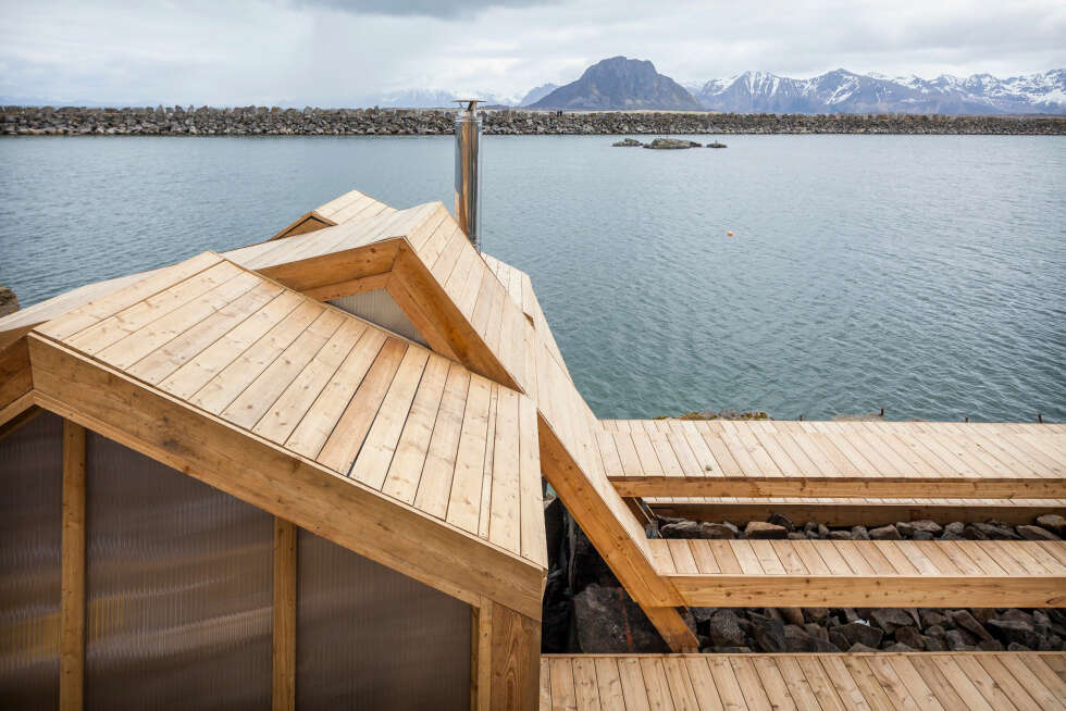 SPEILER LANDSKAPET: Badstuen speiler til en viss grad landskapet rundt. det midtre båndet er løftet opp og fanger opp fjelltoppene bak. SPEILER LANDSKAPET: Badstuen speiler til en viss grad landskapet rundt. det midtre båndet er løftet opp og fanger opp fjelltoppene bak.