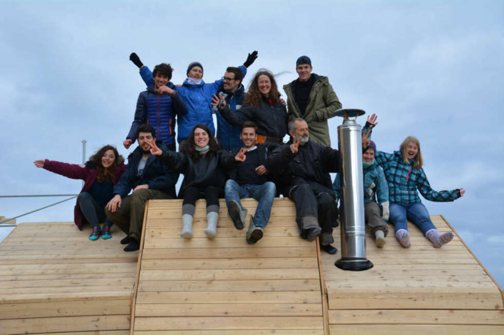 BYGGEGJENG: The Scarcity and Creativity Studio (SCS) er en prosjektgruppe ved AHO som gir studentene mulighet til å tegne og bygge reelle prosjekter. Her er noen av studentene og deres veiledere som designet og bygget badstuen. BYGGEGJENG: The Scarcity and Creativity Studio (SCS) er en prosjektgruppe ved AHO som gir studentene mulighet til å tegne og bygge reelle prosjekter. Her er noen av studentene og deres veiledere som designet og bygget badstuen.
