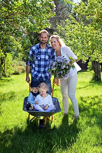 FAMILIEN STANG-JACOBSEN: Thomas Stang og Lise M. Stang-Jacobsen ønsker å bruke mye tid med barna når de ikke er på jobb. I hagen er det plass å boltre seg for både liten og stor. FAMILIEN STANG-JACOBSEN: Thomas Stang og Lise M. Stang-Jacobsen ønsker å bruke mye tid med barna når de ikke er på jobb. I hagen er det plass å boltre seg for både liten og stor.