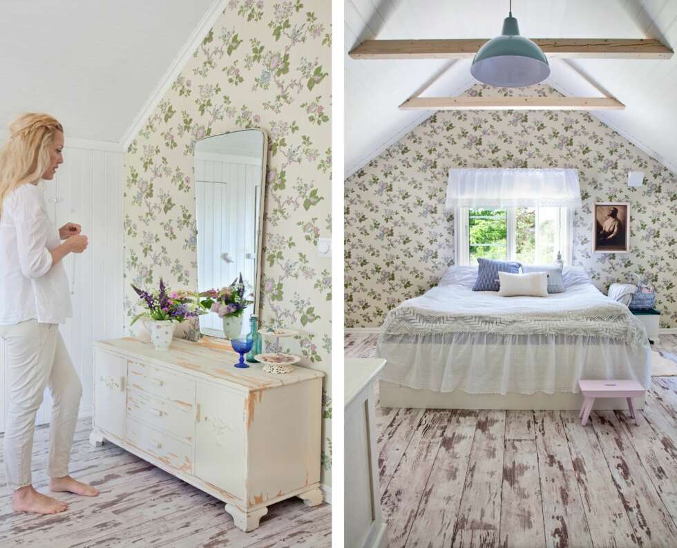 SOVEROMMET: Tapetet på soverommet er fra Borås og understreker sommerfølelsen man får i dette huset. Også her på den gamle speilkommoden har Lise plassert en bukett blomster fra hagen. Foreldrenes soverom er like stort som bredden på huset. Her inne har de åpnet helt til loftet og skråtaket gir god romfølelse. Lampen i taket er fra Ellos. SOVEROMMET: Tapetet på soverommet er fra Borås og understreker sommerfølelsen man får i dette huset. Også her på den gamle speilkommoden har Lise plassert en bukett blomster fra hagen. Foreldrenes soverom er like stort som bredden på huset. Her inne har de åpnet helt til loftet og skråtaket gir god romfølelse. Lampen i taket er fra Ellos.