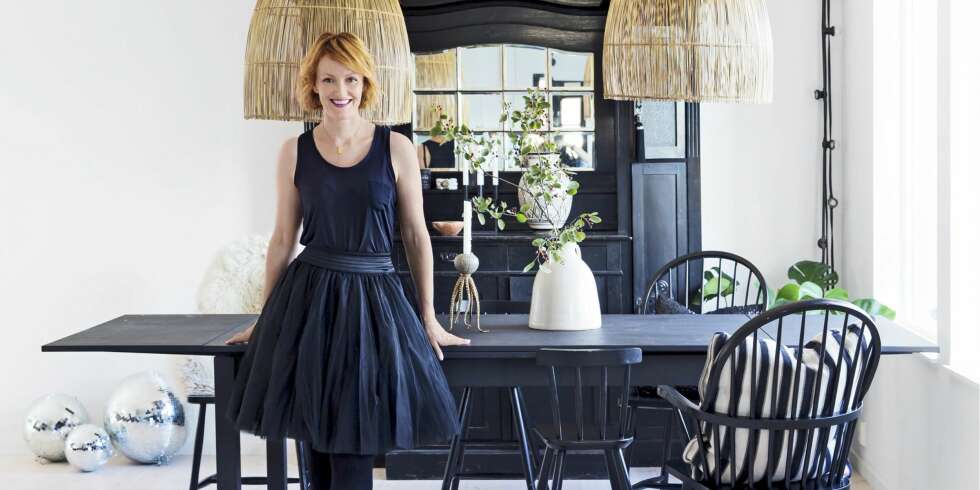 SKIFTBAR RAMME: De store lampeskjermene over spisebordet er fra Anouska. Spisebordet er fra Bolia. Trude har fornyet det med svart kalkmaling fra L' Authentique. Stolene er Ola Windsor fra Tonning & Stryn og barnestolene er fra Ikea. Det store skapet i bakgrunnen fant hun på finn.no. SKIFTBAR RAMME: De store lampeskjermene over spisebordet er fra Anouska. Spisebordet er fra Bolia. Trude har fornyet det med svart kalkmaling fra L' Authentique. Stolene er Ola Windsor fra Tonning & Stryn og barnestolene er fra Ikea. Det store skapet i bakgrunnen fant hun på finn.no.