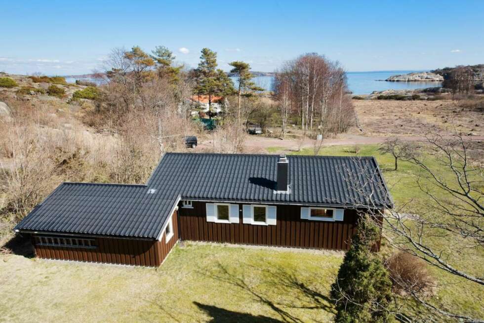 HVASSER: I Hvasser i Vestfold er denne hytta til salgs med en prisantydning på 4 900 000. Når vi er på jakt etter hytte settes standard høyt, men det betyr ikke at vi holder oss helt unna de koselige hyttene bygd på 50- og 60-tallet. HVASSER: I Hvasser i Vestfold er denne hytta til salgs med en prisantydning på 4 900 000. Når vi er på jakt etter hytte settes standard høyt, men det betyr ikke at vi holder oss helt unna de koselige hyttene bygd på 50- og 60-tallet.