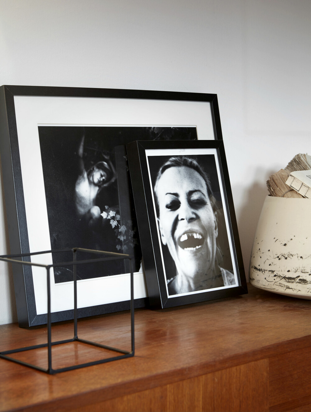 TØFT PREG: Fotografier i svart-hvitt gir et tøft preg. Birgitta har kjøpt skjenken i teak hos en brukthandel. TØFT PREG: Fotografier i svart-hvitt gir et tøft preg. Birgitta har kjøpt skjenken i teak hos en brukthandel.