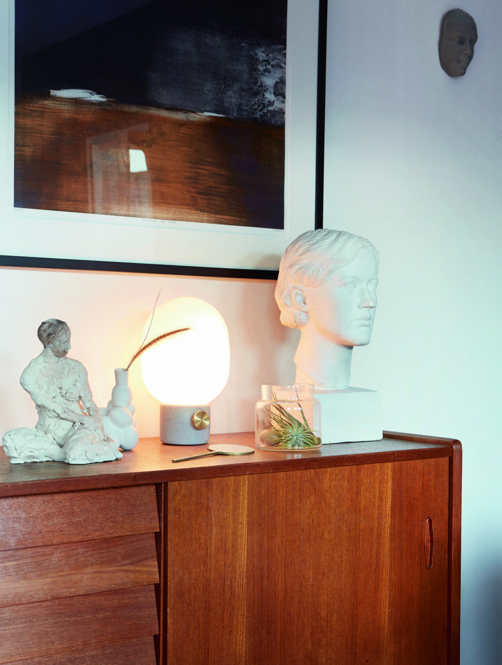 KUNSTNERISK STILLEBEN: Det hvite hodet er fransk og fra 1932, Rydeng Kunsthandel. Skulpturen i leire er laget av kunstneren Olaf Leon Roald. Bildet på veggen er signert Ørnulf Opdal. KUNSTNERISK STILLEBEN: Det hvite hodet er fransk og fra 1932, Rydeng Kunsthandel. Skulpturen i leire er laget av kunstneren Olaf Leon Roald. Bildet på veggen er signert Ørnulf Opdal.