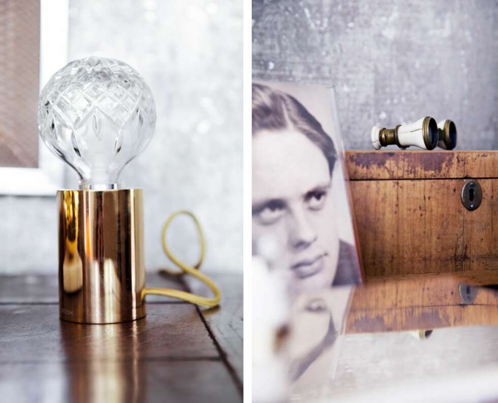 DETALJER: Gamle familieportretter og den moderne krystallampen Clear Bulb fra Bolina pryder den gamle kommoden. DETALJER: Gamle familieportretter og den moderne krystallampen Clear Bulb fra Bolina pryder den gamle kommoden.
