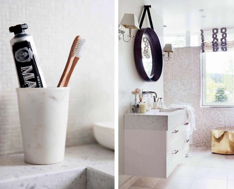 BADEROMMET: Tannglass i marmor, Marvis tannkrem og tannbørste i tre, alt fra Bolina. Badet har fått vegger dekket av mosaikkfliser med perlemorsskimmer. Speilet med ramme og oppheng fra Riis Interiør er en tøff kontrast. Messingpuffen Dråpen fra Milla Boutique gir en deilig dusj av glamour. BADEROMMET: Tannglass i marmor, Marvis tannkrem og tannbørste i tre, alt fra Bolina. Badet har fått vegger dekket av mosaikkfliser med perlemorsskimmer. Speilet med ramme og oppheng fra Riis Interiør er en tøff kontrast. Messingpuffen Dråpen fra Milla Boutique gir en deilig dusj av glamour.