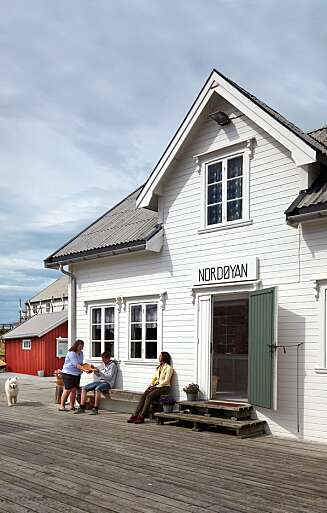 NORDØYAN: 16 mennesker med ulike forhold til Nordøyan gikk sammen i 1996 i et aksjelag for sammen å ta vare på fiskeværets boligmasse. Gjertruds far er med som eier, og Gjertrud er med i styret. På nordoyan.no kan du se bilder fra gamle dager. NORDØYAN: 16 mennesker med ulike forhold til Nordøyan gikk sammen i 1996 i et aksjelag for sammen å ta vare på fiskeværets boligmasse. Gjertruds far er med som eier, og Gjertrud er med i styret. På nordoyan.no kan du se bilder fra gamle dager.