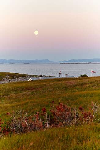 VAKKERT: Overfarten med båt fra Kjønnsøya til Nordøyan i Nord-Trøndelag tar rundt en halv time alt etter været. VAKKERT: Overfarten med båt fra Kjønnsøya til Nordøyan i Nord-Trøndelag tar rundt en halv time alt etter været.
