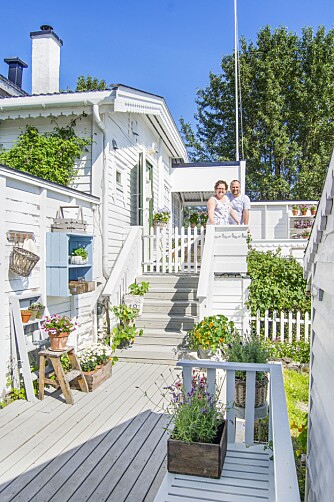 HUS VED SJØEN: Hulda og Arnt Håvard lever lykkelig i huset som kalles Ingeborgstua, etter hun som har bodd i huset lengst. Her hos det blide paret råder sommerhusfølelsen året rundt. HUS VED SJØEN: Hulda og Arnt Håvard lever lykkelig i huset som kalles Ingeborgstua, etter hun som har bodd i huset lengst. Her hos det blide paret råder sommerhusfølelsen året rundt.