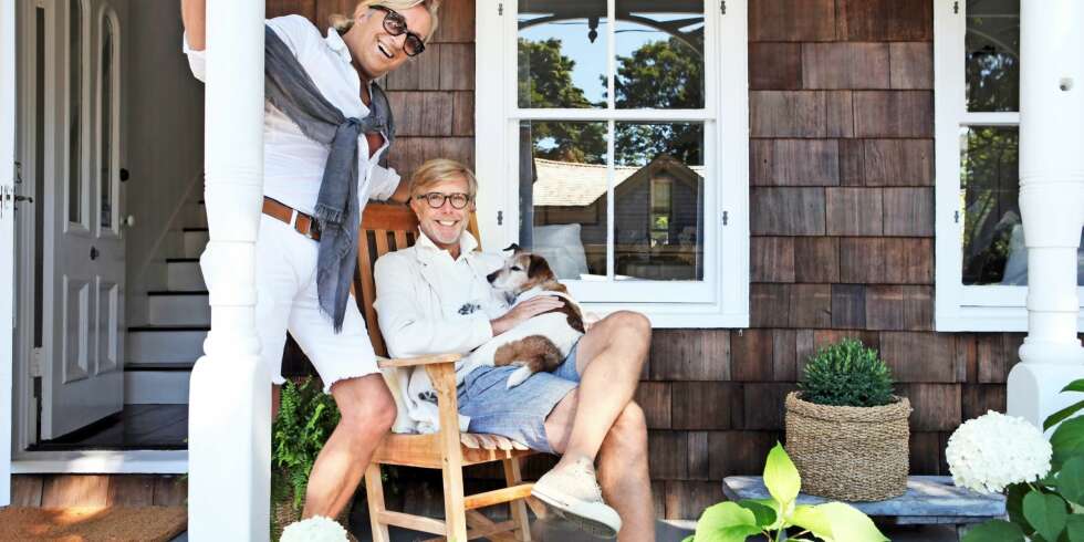 SOMMERHUS: Bernt Heiberg, Bill Cummings og Jack Russell-terrieren Flink nyter livet på verandaen i Sag Harbor.Huset ser ut slik det har gjort siden 1880, med shingelkledning og gyngestoler på verandaen. SOMMERHUS: Bernt Heiberg, Bill Cummings og Jack Russell-terrieren Flink nyter livet på verandaen i Sag Harbor.Huset ser ut slik det har gjort siden 1880, med shingelkledning og gyngestoler på verandaen.